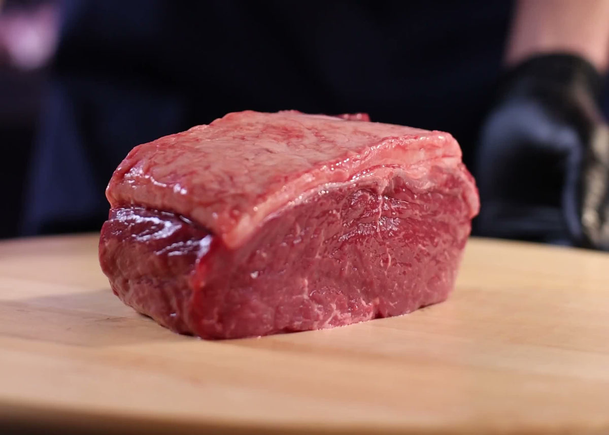 Mesa de família com carne no forno